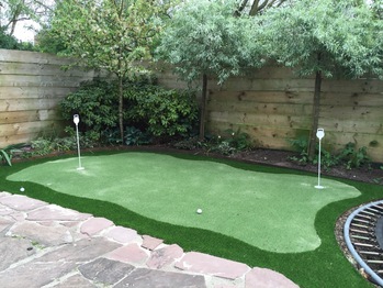 Kunstgras golf putting green in de tuin