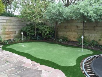 Kunstgras golf putting green in de tuin