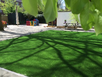 Kunstgras speelveld bij kinderdagverblijf Amsterdam