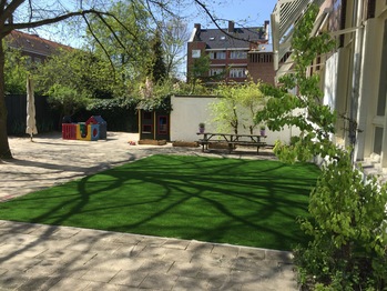 Kunstgras speelveld bij kinderdagverblijf Amsterdam
