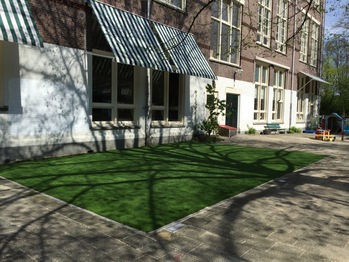 Kunstgras speelveld bij kinderdagverblijf Amsterdam